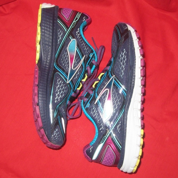 Brooks Shoes - Brooks Ghost 8th ed Women's sz 8
